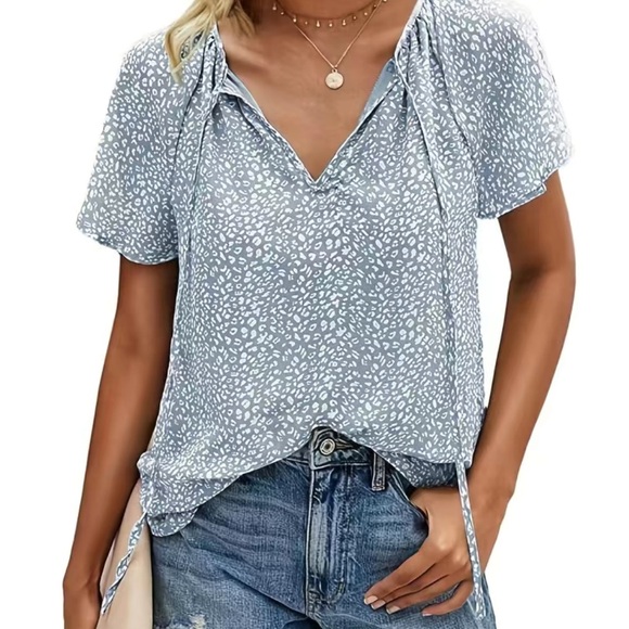 Blue & White Print Flutter Sleeve Blouse – Size 4 Temu- Casual V-Neck -Brand New - Picture 5 of 5